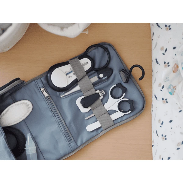 BEABA ® Hangende Toilettas Met 9 Accessoires In Donkerblauw 4 BEABA ® Hangende Toilettas Met 9 Accessoires In Donkerblauw - Afbeelding 2