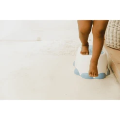 Bumbo Opstapkrukje, Powder Blauw -MiniMoois bumbo opstapkrukje powder blauw a288125 2