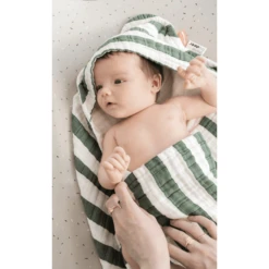 Done By Deer ™ Badhanddoek Met Capuchon Stripes Groen -MiniMoois done by deer badhanddoek met capuchon stripes groen a395025 2