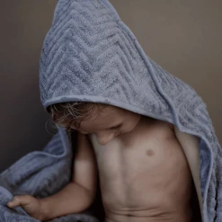 FILIBABBA Badhanddoek Zigzag Powder Blauw -MiniMoois filibabba badhanddoek zigzag powder blauw a411066 4