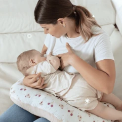 KOALA BABY CARE ® Hug Baby Voedingskussen - Roze -MiniMoois koala baby care hug baby voedingskussen roze a408357 1