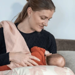 Lullaby Planet Mousseline Zwaddle 65x65cm - Rozenkwarts 8 Lullaby Planet Mousseline Zwaddle 65x65cm - Rozenkwarts -MiniMoois lullaby planet mousseline zwaddle 65x65cm rozenkwarts a354783 1