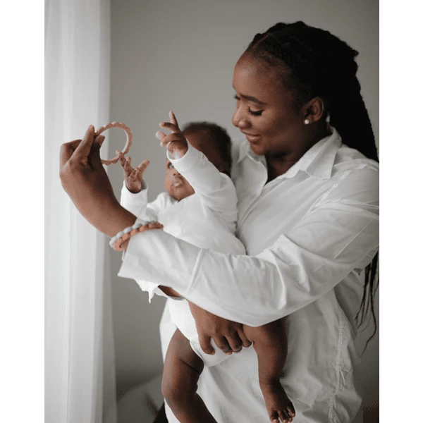 Mushie Bijtring Bloem Armband, Roos/ Blush /Shifting Sand , 3 Stuks 6 Mushie Bijtring Bloem Armband, Roos/ Blush /Shifting Sand , 3 Stuks - Afbeelding 4