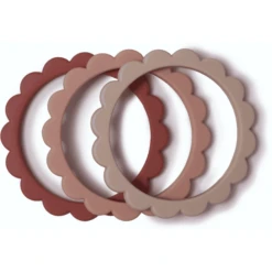 Mushie Bijtring Bloem Armband, Roos/ Blush /Shifting Sand , 3 Stuks 11 Mushie Bijtring Bloem Armband, Roos/ Blush /Shifting Sand , 3 Stuks -MiniMoois mushie bijtring bloem armband roos blush shifting sand 3 stuks a399241 4