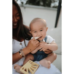 Mushie Vinger Tandenborstel Klei/Verplaatsing Sand -MiniMoois mushie vinger tandenborstel klei verplaatsing sand a399470 2